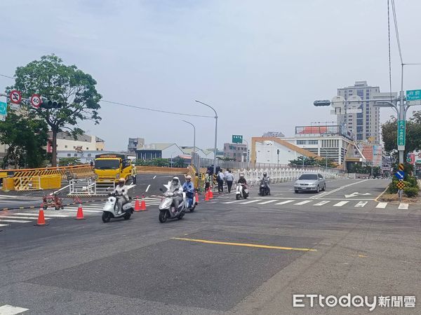 ▲台南市臨安橋改建將於9月2日上午8時封閉舊橋進行改道，屆時臨安橋兩側搭設的鋼便橋替代道路將正式啟用，民眾請改行兩側鋼便橋。（圖／記者林東良翻攝，下同）