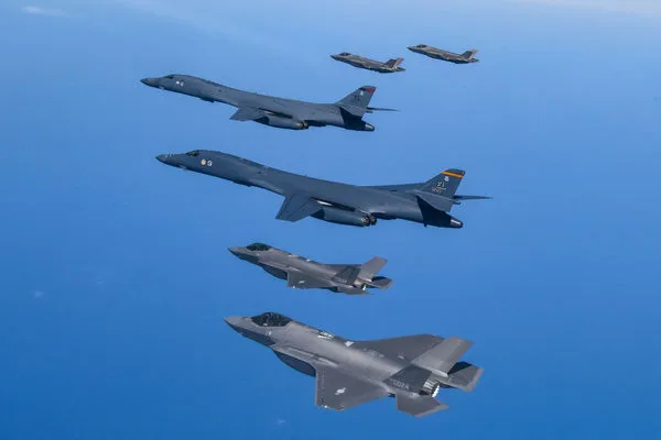 ▲▼ 2023年3月19日，美軍B-1B轟炸機、F-16戰鬥機與南韓空軍F-35A在南韓參加聯合空中演習。（圖／路透）