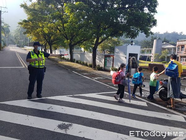 ▲▼  中埔鄉長、警長開學日啟動護童勤務 共同點亮校園安全  。（圖／中埔分局提供）