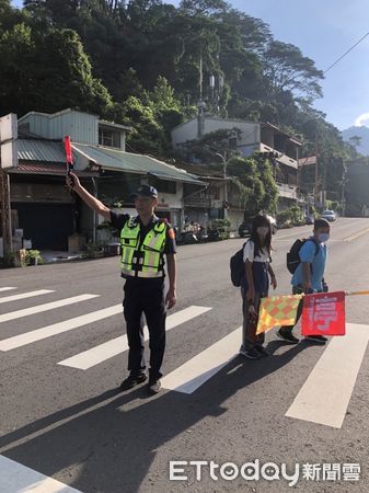 ▲▼  中埔鄉長、警長開學日啟動護童勤務 共同點亮校園安全  。（圖／中埔分局提供）