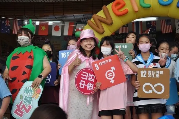 ▲桃園市中山國小開學日，充滿數位科技創意風！