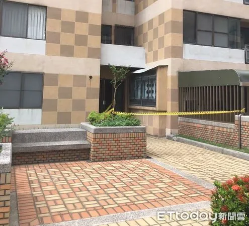 ▲台南市1所大學校生宿舍，30日上午9時37分許傳出墜樓案，1名年約50歲婦人倒在1樓經送醫仍傷重不治。（圖／民眾提供）