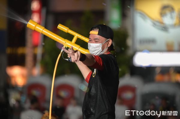 ▲虎尾中元文化季，「搖滾水夏祭」活動時間一到，全場不約而同水花四濺，不論大小朋友都玩瘋了。（圖／記者蔡佩旻翻攝）