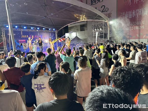 ▲虎尾中元文化季，「搖滾水夏祭」活動時間一到，全場不約而同水花四濺，不論大小朋友都玩瘋了。（圖／記者蔡佩旻翻攝）