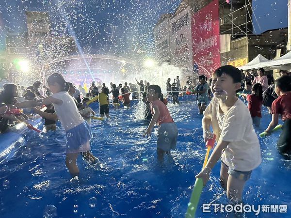 ▲虎尾中元文化季，「搖滾水夏祭」活動時間一到，全場不約而同水花四濺，不論大小朋友都玩瘋了。（圖／記者蔡佩旻翻攝）