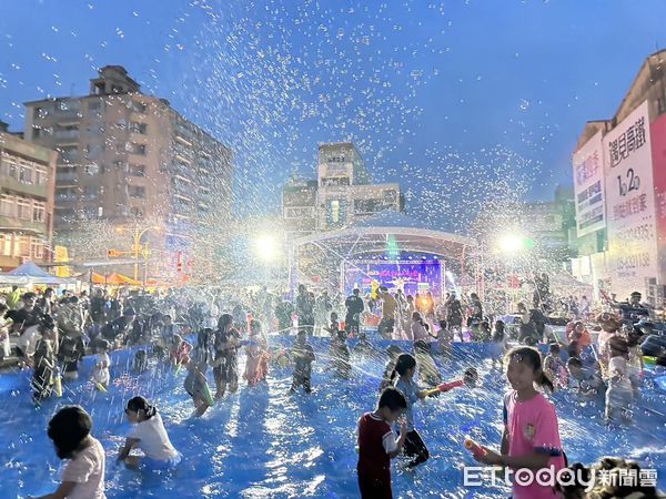 ▲虎尾中元文化季，「搖滾水夏祭」活動時間一到，全場不約而同水花四濺，不論大小朋友都玩瘋了。（圖／記者蔡佩旻翻攝）