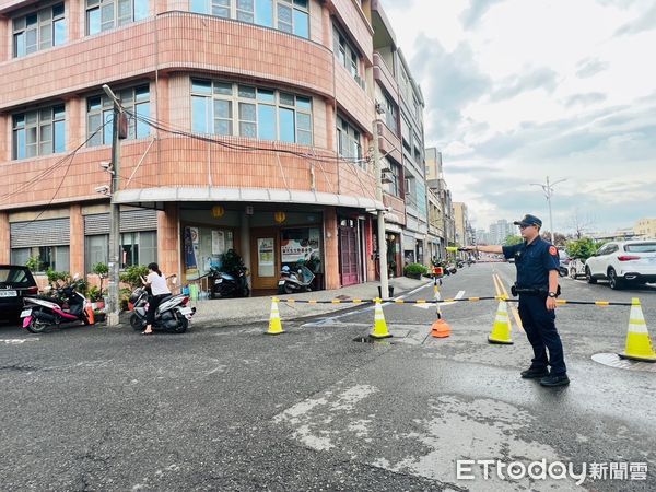 ▲受大潮及颱風影響，東港地區低漥路段發生積水現象            。（圖／記者陳崑福翻攝）