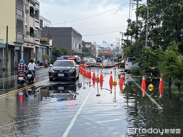 ▲受大潮及颱風影響，東港地區低漥路段發生積水現象            。（圖／記者陳崑福翻攝）