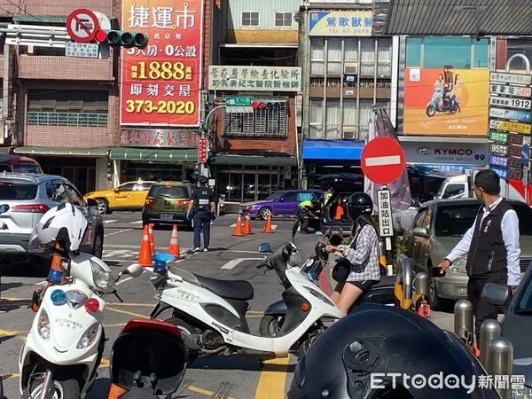 ▲▼老伯過馬路被砂石車撞倒壓過，隨後再被小客車碾爆頭，當場死亡             。（圖／記者陳以昇翻攝）