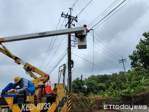 ▲▼             蘇拉颱風來襲，屏東恆春、小琉球致6680戶停電。（圖／記者陳崑福翻攝）