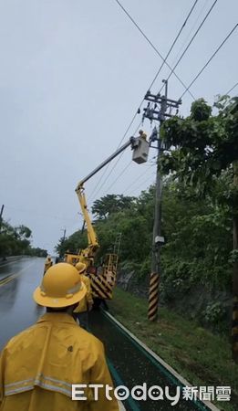 ▲▼             蘇拉颱風來襲，屏東恆春、小琉球致6680戶停電。（圖／記者陳崑福翻攝）