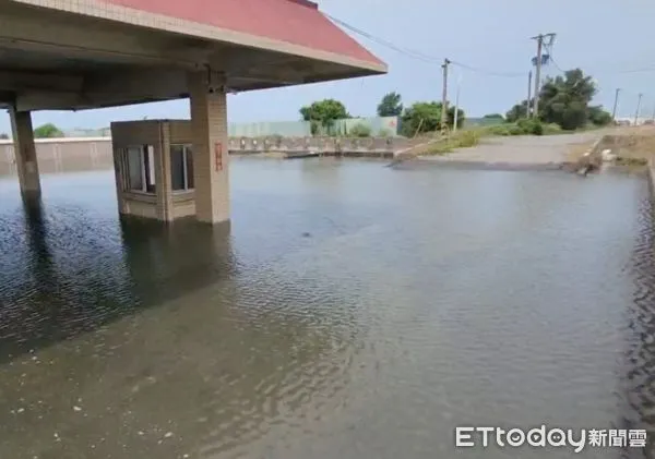 ▲箔子寮地層嚴重下陷的加油站長年泡水。（圖／記者蔡佩旻翻攝）