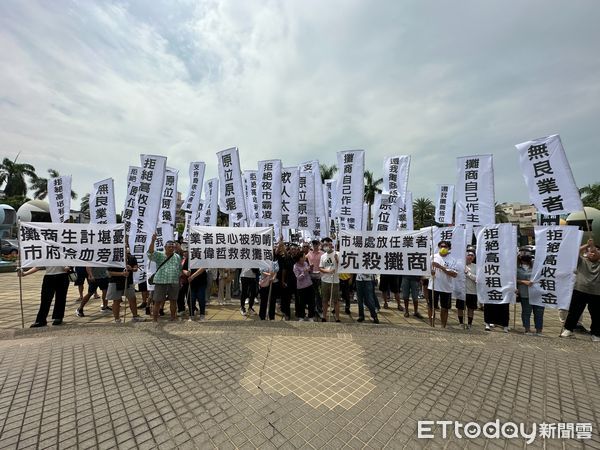 ▲台南大東夜市攤商自救會數百攤商，30日赴台南市議會陳情，由台南市議員林美燕、王家貞率攤商自救會代表，懇求市長黃偉哲主持公道。（圖／記者林東良翻攝，下同）