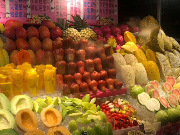 高價水果用公克計價，隨便買一袋就會超過百元。（圖／讀者提供）