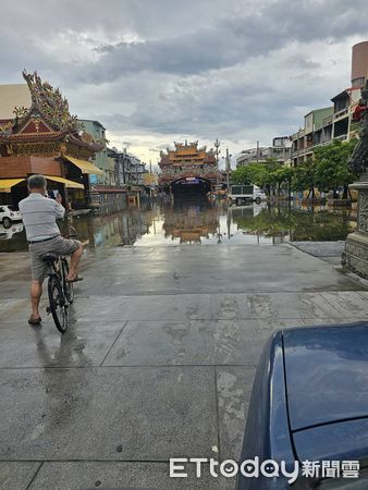 ▲▼東港光復路三段通往東隆宮王爺廟前道路積水情形、東港信仰中心東隆宮廟埕目前也嚴重積水。（圖／民眾提供）
