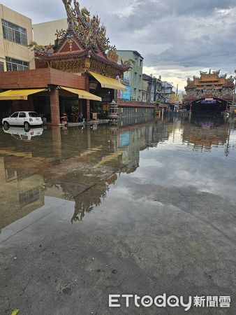 ▲▼東港光復路三段通往東隆宮王爺廟前道路積水情形、東港信仰中心東隆宮廟埕目前也嚴重積水。（圖／民眾提供）