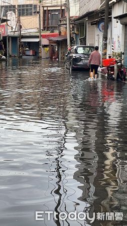 ▲▼東港光復路三段通往東隆宮王爺廟前道路積水情形、東港信仰中心東隆宮廟埕目前也嚴重積水。（圖／民眾提供）