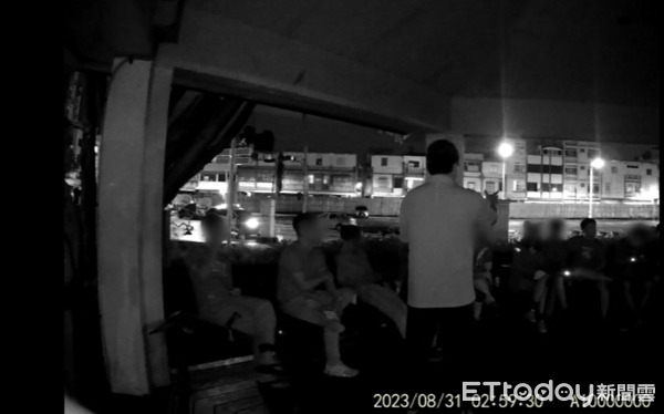 ▲▼有女友還亂搞曖昧！22歲男深夜遭包圍痛毆，警衝現場帶回14人。（圖／記者賴文萱翻攝）