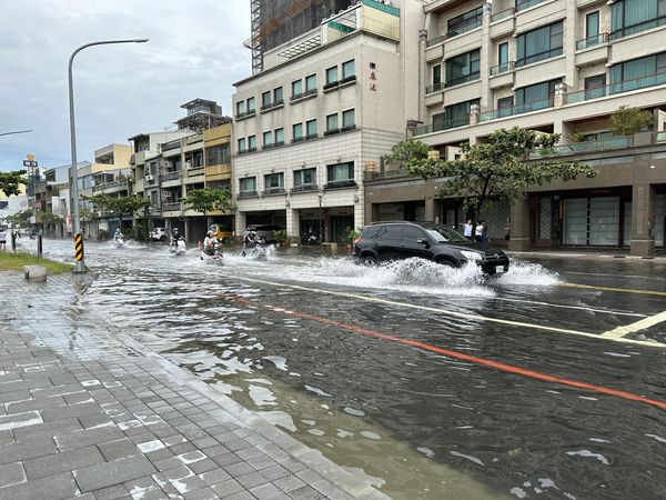 ▲▼             台南安平區道路河水倒灌。（圖／翻攝自林依婷臉書）