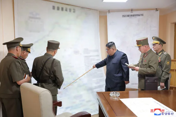 ▲▼北韓領導人金正恩在地圖上直指南韓，官媒表示當天是在進行全軍指揮演習，演習假想目標是「占領南韓」。（圖／路透）