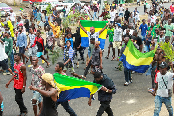 ▲▼加彭政變，首都自由市（Libreville）湧現慶祝隊伍，遭軟禁總統阿里彭戈（Ali Bongo Ondimba）發布影片向國際盟友求援。（圖／路透）