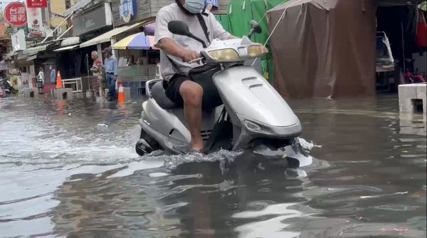 ▲▼旗津海水倒灌，水淹及腳踝。（圖／翻攝自記者爆料網）