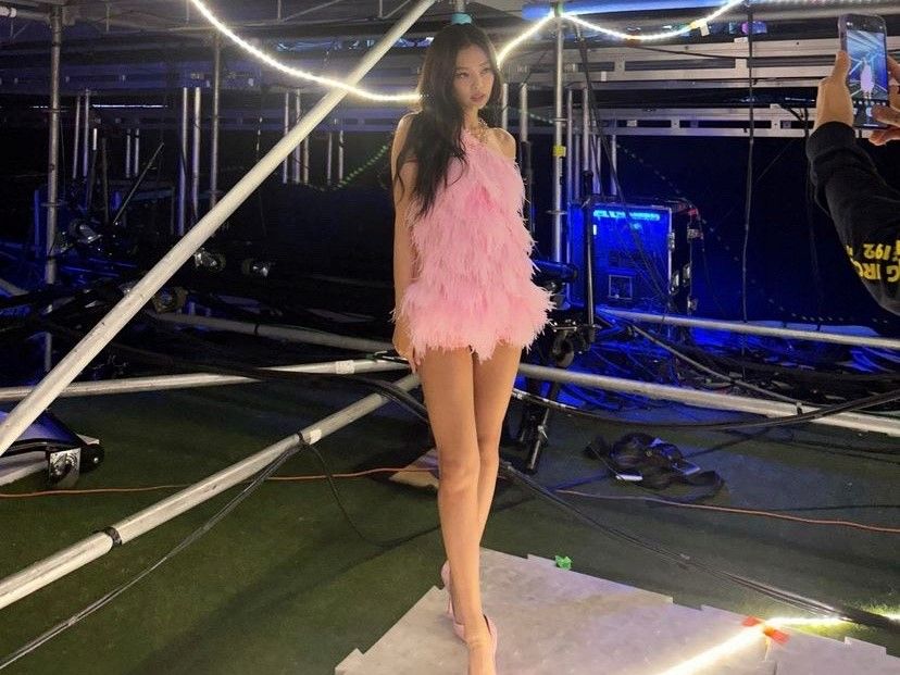 Jennie舞台裝美背長腿齊發火辣辣 化身粉紅芭比唱跳勾魂 | ET Fashion | ETtoday新聞雲