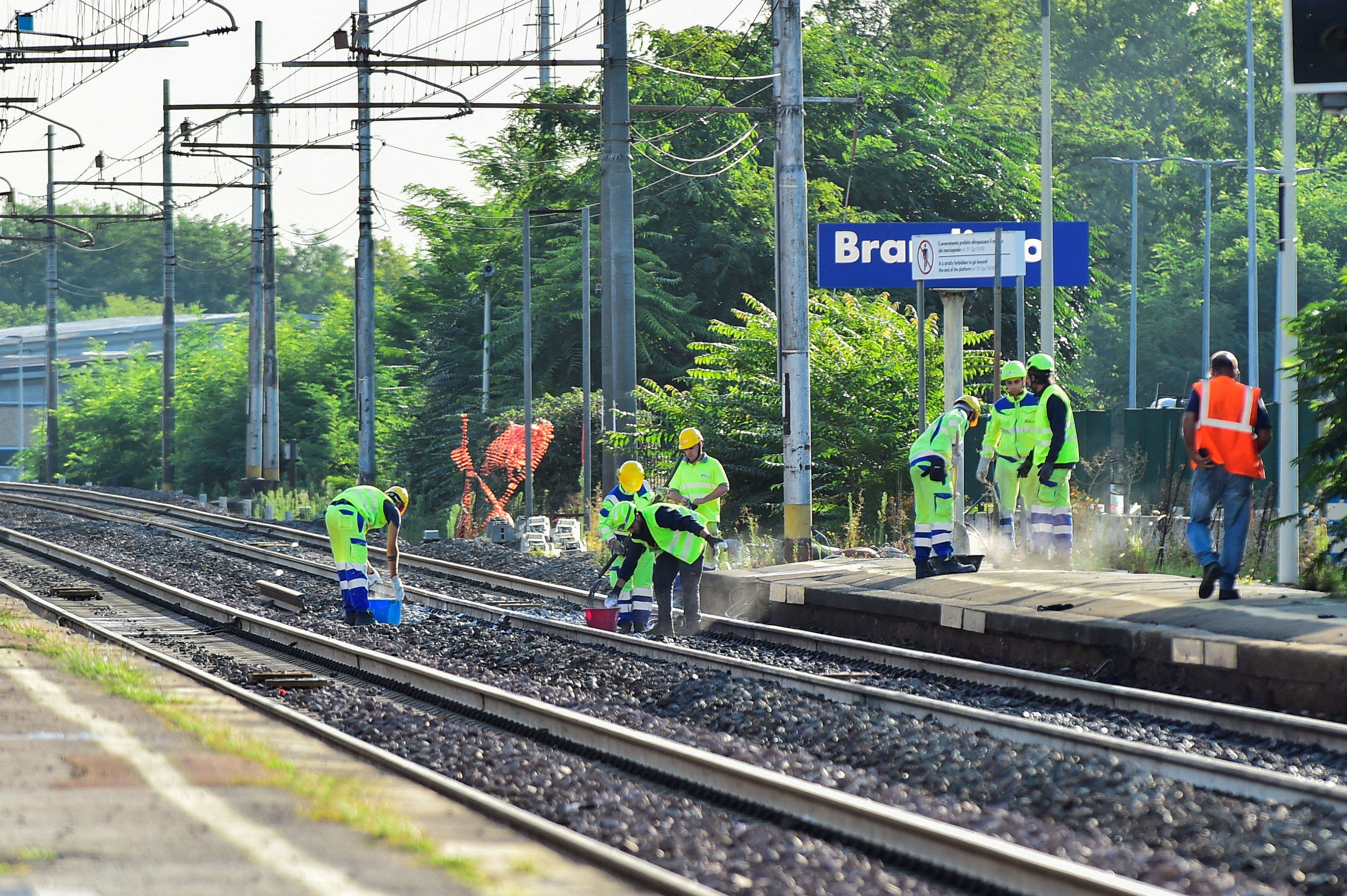 ▲▼義大利5工人「深夜修鐵道」遭火車撞死！　屍體飛300公尺遠。（圖／路透）