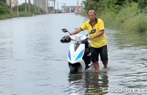 ▲口湖萡子寮海水倒灌。（圖／記者蔡佩旻翻攝）