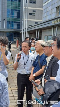 ▲▼             交通局帶著日本學者與罹難者家屬參觀事故車廂，王薇君找到死者頭蓋骨。（圖／民眾提供）