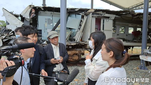 ▲▼             交通局帶著日本學者與罹難者家屬參觀事故車廂，王薇君找到死者頭蓋骨。（圖／民眾提供）