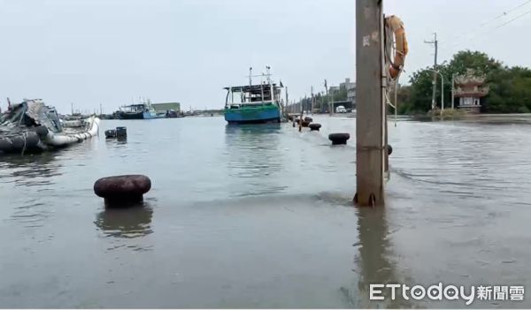 ▲雲林縣長視察萡子寮海水倒灌。（圖／記者蔡佩旻翻攝）