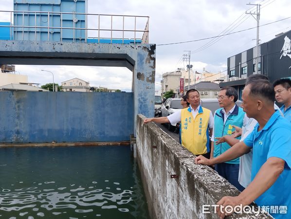 ▲蘇清泉與鎮長黃禎祥、鎮民代表蘇珉賢。蔡振茂了解淹水情形           。（圖／蘇清泉服務團隊提供）