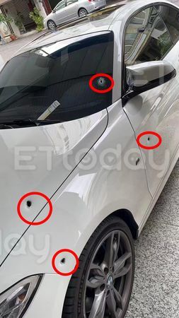 ▲被開槍的白色BMW，車身有4顆彈孔             。（圖／民眾提供）