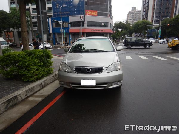 ▲▼貨車司機粗心未關閉車門，結果撞斷號誌桿又壓毀無辜汽車。（圖／民眾提供，下同）