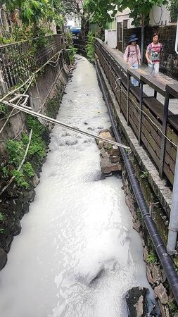 ▲▼人氣景點礁溪湯圍溝「悠遊小徑」旁的排水溝「牛奶河」。（圖／民眾提供，下同）