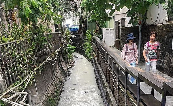 ▲▼人氣景點礁溪湯圍溝「悠遊小徑」旁的排水溝「牛奶河」。（圖／民眾提供，下同）