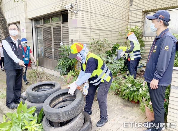 ▲桃園市衛生局長劉宜廉親自前往新增2例本土登革熱個案住處附近訪查，並進行消毒作業。（圖／記者沈繼昌翻攝）