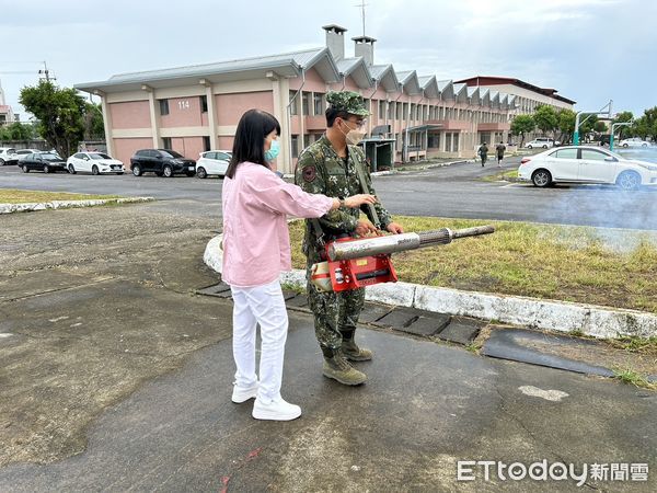 ▲台南市截止31日下午3時經疾病管制署研判確診157例本土登革熱確診病例，目前累積本土病例為3058例，防疫人員已立即進行化學防治作業，同時加強動員擴大孳生源清除。（圖／記者林東良翻攝，下同）