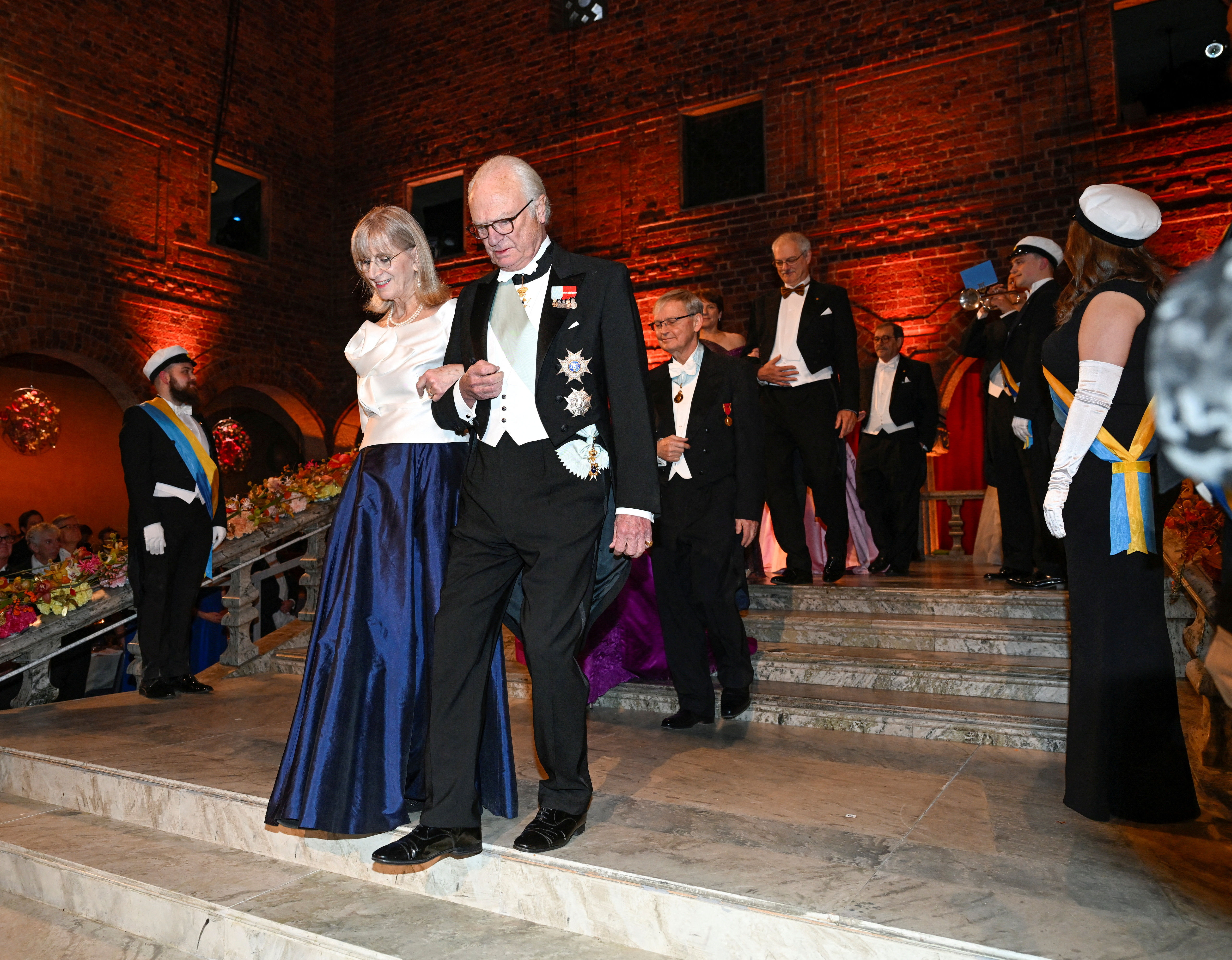 ▲瑞典國王卡爾十六世·古斯塔夫（King Carl XVI Gustaf）2022年12月10日步入諾貝爾獎宴會現場。（圖／路透）