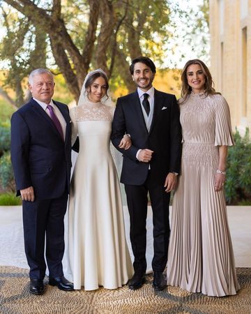 伊曼公主（左二）今年3月嫁給紐約金融才俊Jameel Thermiotis（右二）。（翻攝queenrania IG）
