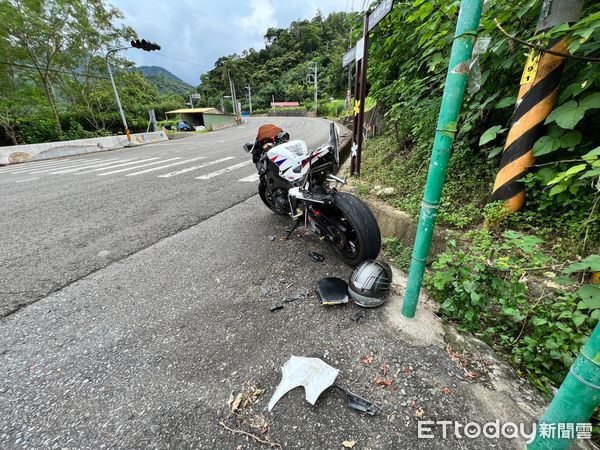 ▲▼一輛大型重機行經台3線苗栗獅潭永行國小附近，疑似未注意車前狀態，在路口緊急煞車後向前翻了2圈，機車和騎士最後摔落路面，所幸22歲重機騎士只有輕傷。（圖／記者蔡文淵翻攝）