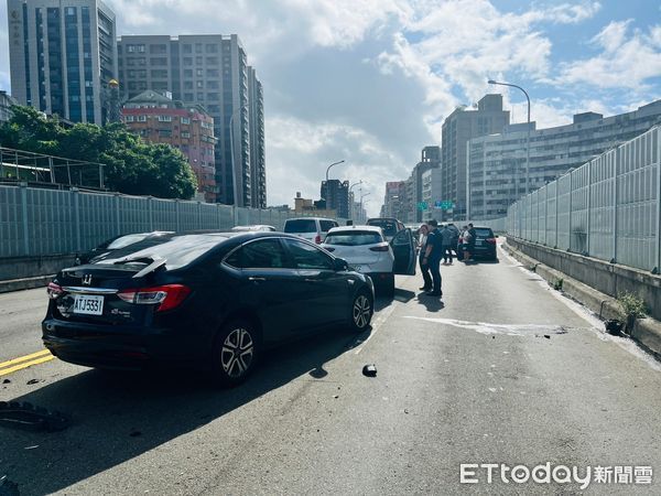 ▲▼台北橋在31日上午8時許發生賓士逆向，造成7車連環追撞的重大事故。（圖／記者邱中岳翻攝）