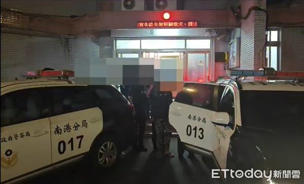 ▲▼警方攔查廂型車，在車上竟躲著5名逃逸泰國籍移工，全部依規定上銬帶回。（圖／記者邱中岳翻攝）