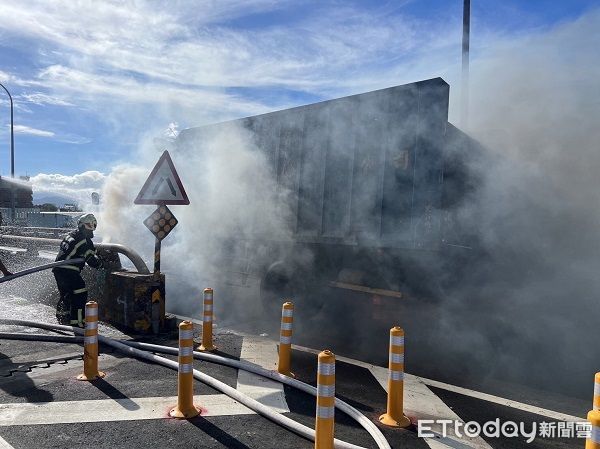 ▲▼警消獲報趕往灌救，雖然迅速撲滅火勢，但車頭被燒成骨架。（圖／平鎮警分局提供）