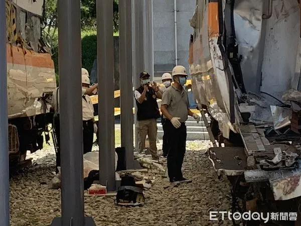 ▲太魯閣出軌車廂今重新採證，罹難者家屬委任律師透露，現場再搜出幾片頭蓋骨。（圖／記者沈繼昌攝，下同）