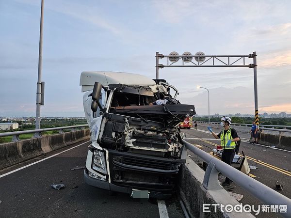 ▲▼竹南鎮、造橋鄉之間的德照橋上1日清晨大貨車自撞中央護欄，車頭變形、駕駛受困，消防人員協助脫困，駕駛輕傷。（圖／記者蔡文淵翻攝）