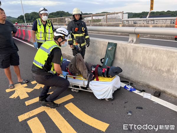 ▲▼竹南鎮、造橋鄉之間的德照橋上1日清晨大貨車自撞中央護欄，車頭變形、駕駛受困，消防人員協助脫困，駕駛輕傷。（圖／記者蔡文淵翻攝）