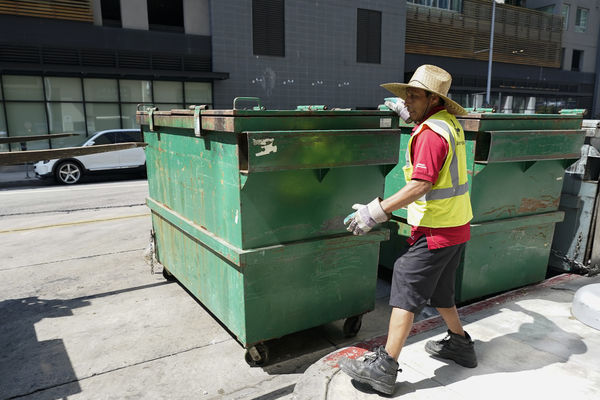 ▲▼美國加州清潔工在酷暑中搬運垃圾箱、垃圾桶。（圖／達志影像／美聯社）