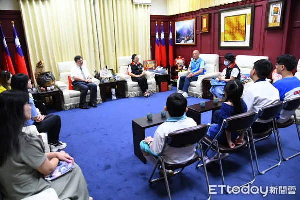 ▲縣長徐榛蔚接見4名獲獎學生，讚許學生們優異的表現。（圖／花蓮縣政府提供，下同）